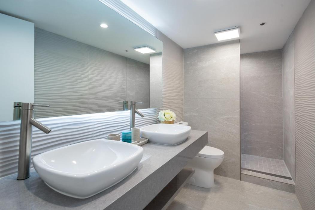 Photo of Bathroom in Downtown Honolulu