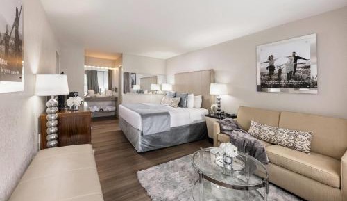 Elite King Room with Roll-In Shower - Mobility and Hearing Accessible/Non-Smoking