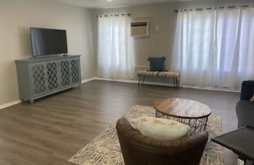 Pacific Heights House | Modern Cozy 2b/1b Island Home away from Home../ Free Parking