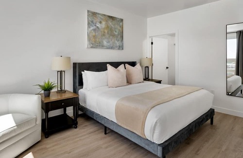 People's Freeway Apartment | Elevated Stay!Top floor! Kg bd|Pool|HotTub|Gym|Pkg