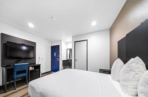 Townsite Apartment | 1 King Bed|Nsmk|Micfridge|View