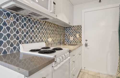 Waikiki Apartment | Romantic View walk to beach*shopping* Friday fun