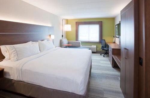 Roseville Hotel | Holiday Inn Express Roseville-St. Paul by IHG