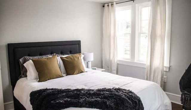 ❤Beautifully Renovated Lancaster Apt❤