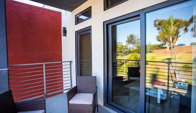 Awesome Balboa and Downtown View with Cozy Patio