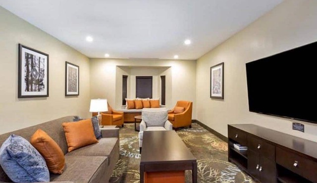 Free Breakfast, Outdoor Pool | Suite Near Texas A&M