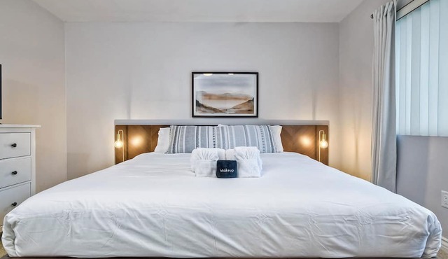 90 Walk Score l Steps to Beach & Dining | Parking