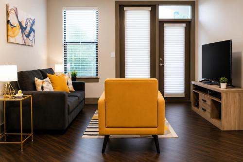 Luxury Midtown 1BR with Private Balcony and Rooftop Pool