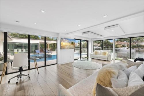 Modern 5-Bedroom Waterfront Villa with Private Pool, Dock, and Jacuzzi in Hollywood