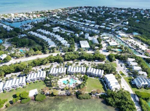 Blue House Getaway - 2BR 3BA Coastal Villa