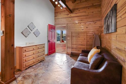 Wimberley Log Cabins Resort and Suites- Unit 3
